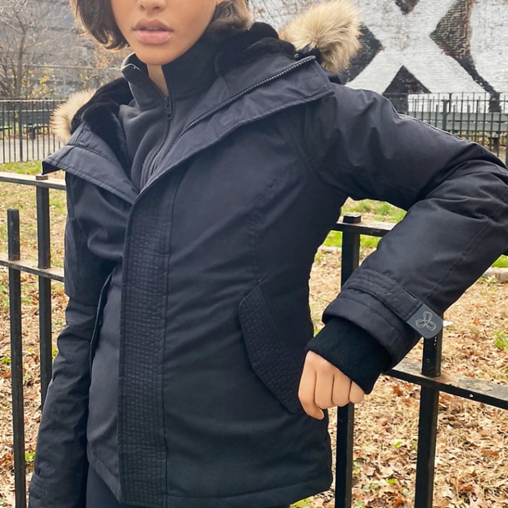 LIKE NEW ARITZIA SUMMIT PARKA
